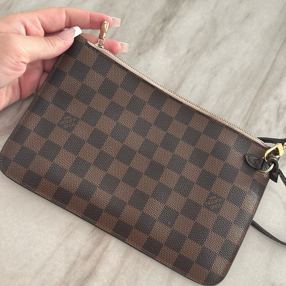 Louis Vuitton neverfull wristlet